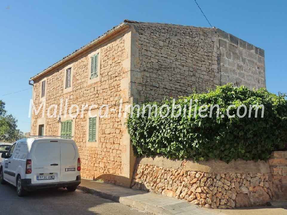 DORFHAUS IM FINCASTIL MIT VIELEN PERSPEKTIVEN ZUM SANIEREN