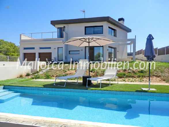 MODERNES ARCHITEKTENHAUS IN VILLENLAGE MIT BLICK BIS ZUR PLAYA DE PALMA