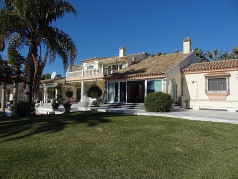Luxus-Villa in Estepona R2133839 