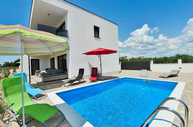 Doppelhaushälfte mit Pool und Garten