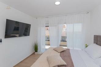 Thumbnail von Doppelhaushälfte mit Pool und Garten