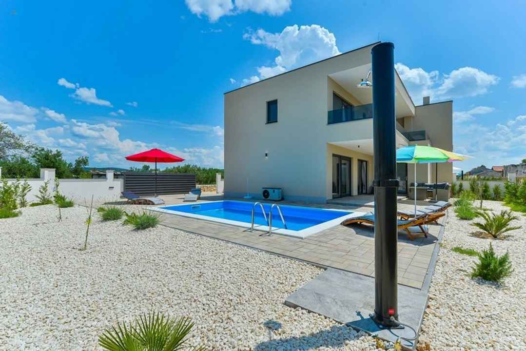 Doppelhaushälfte mit Pool und Garten