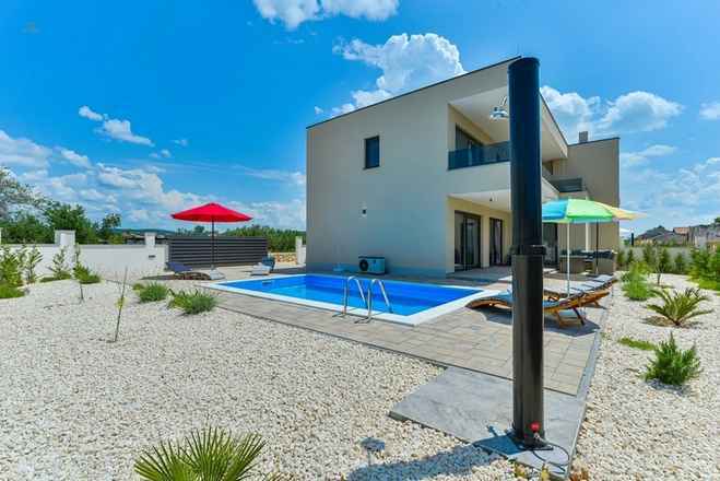 Doppelhaushälfte mit Pool und Garten