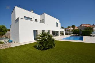 Thumbnail von Moderne Villa mit Swimmingpool und Meerblick