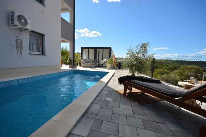 Wohnung mit Garten, Swimmingpool und Blick auf das Meer