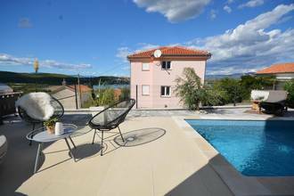 Thumbnail von Wohnung mit Garten, Swimmingpool und Blick auf das Meer