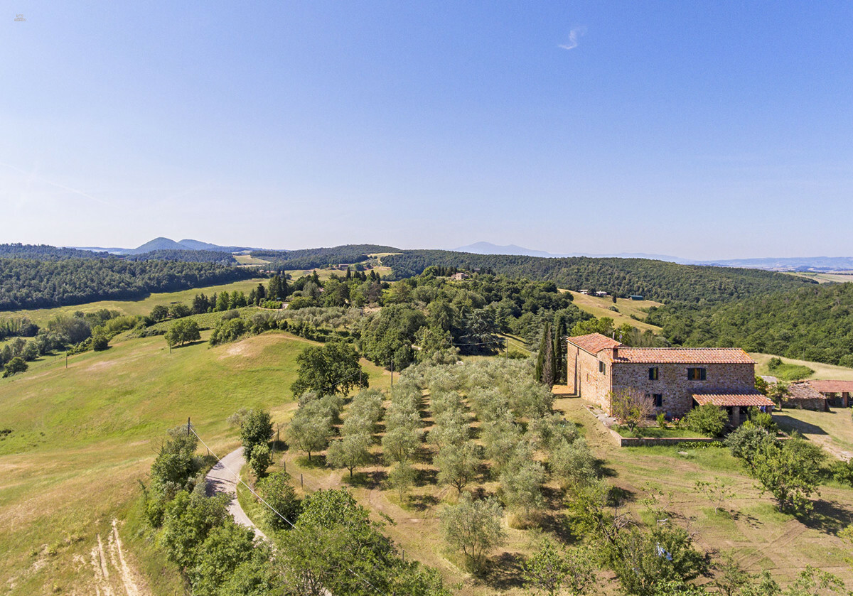Thumbnail von Rustikales Natursteingebäude umgeben von der typisch toskanischen Hügellandschaft