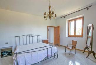 Thumbnail von Rustikales Natursteingebäude umgeben von der typisch toskanischen Hügellandschaft