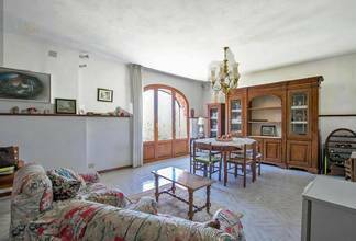 Thumbnail von Rustikales Natursteingebäude umgeben von der typisch toskanischen Hügellandschaft