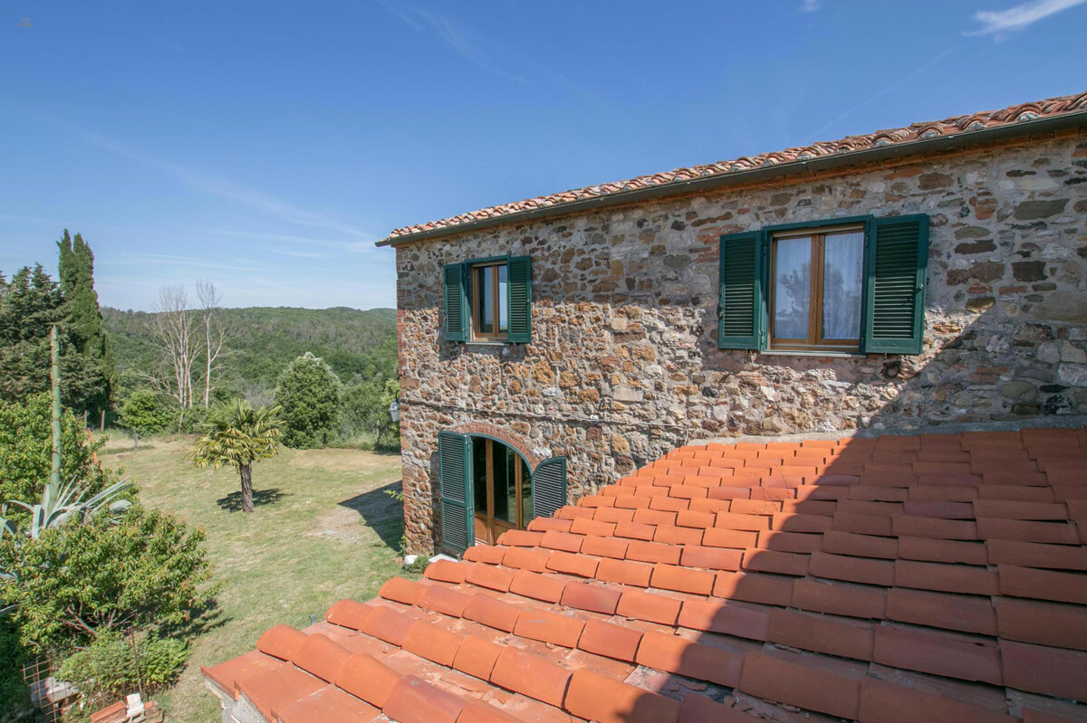 Thumbnail von Rustikales Natursteingebäude umgeben von der typisch toskanischen Hügellandschaft