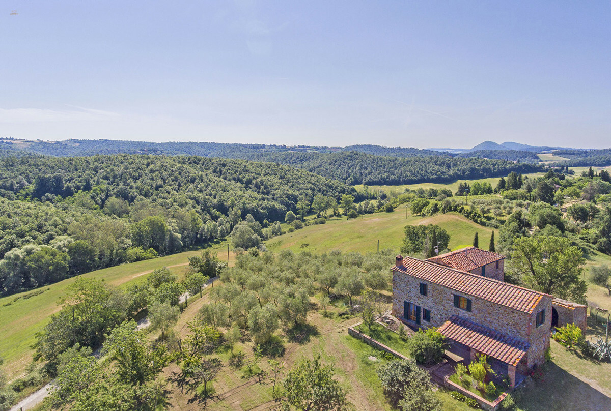 Thumbnail von Rustikales Natursteingebäude umgeben von der typisch toskanischen Hügellandschaft