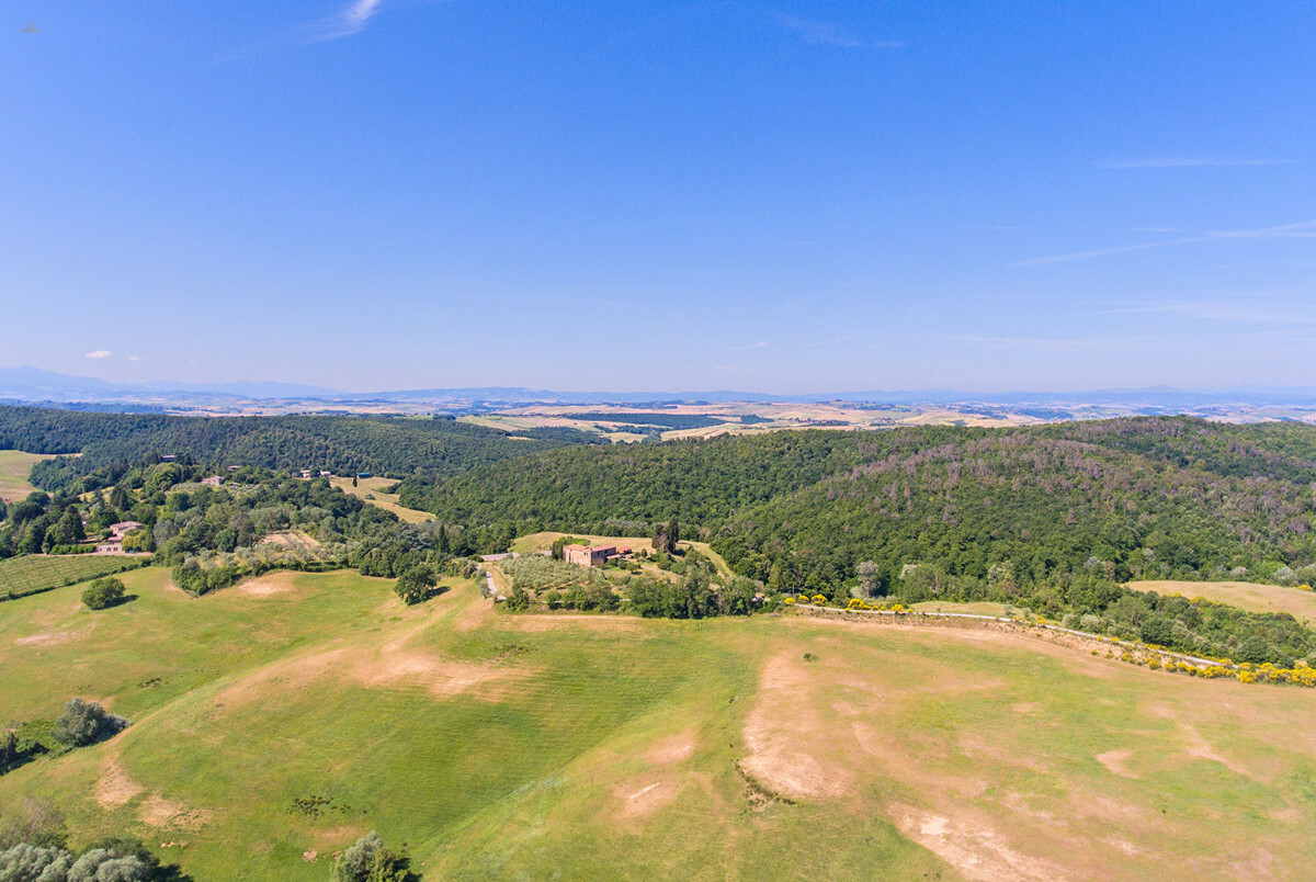 Thumbnail von Rustikales Natursteingebäude umgeben von der typisch toskanischen Hügellandschaft