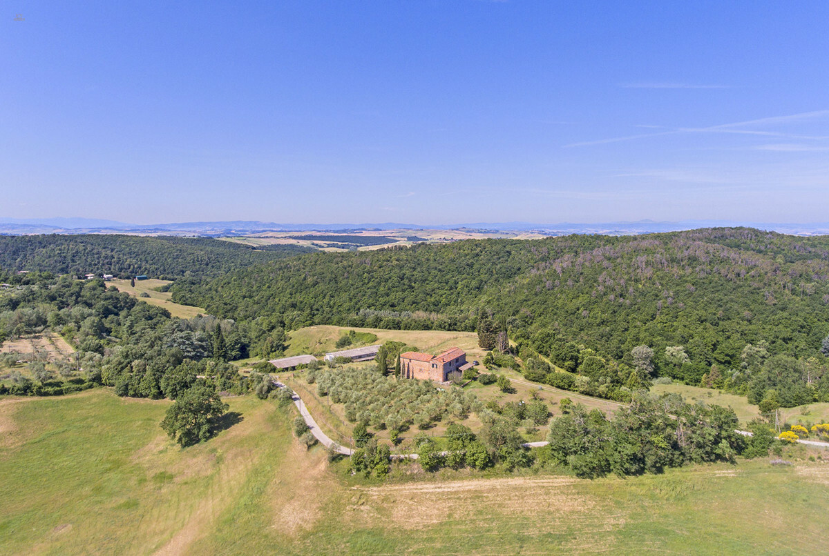 Thumbnail von Rustikales Natursteingebäude umgeben von der typisch toskanischen Hügellandschaft