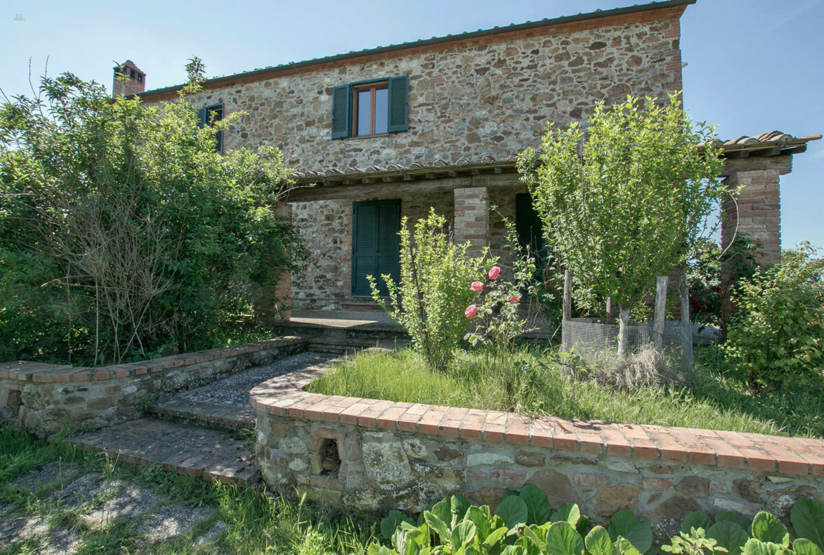 Thumbnail von Rustikales Natursteingebäude umgeben von der typisch toskanischen Hügellandschaft