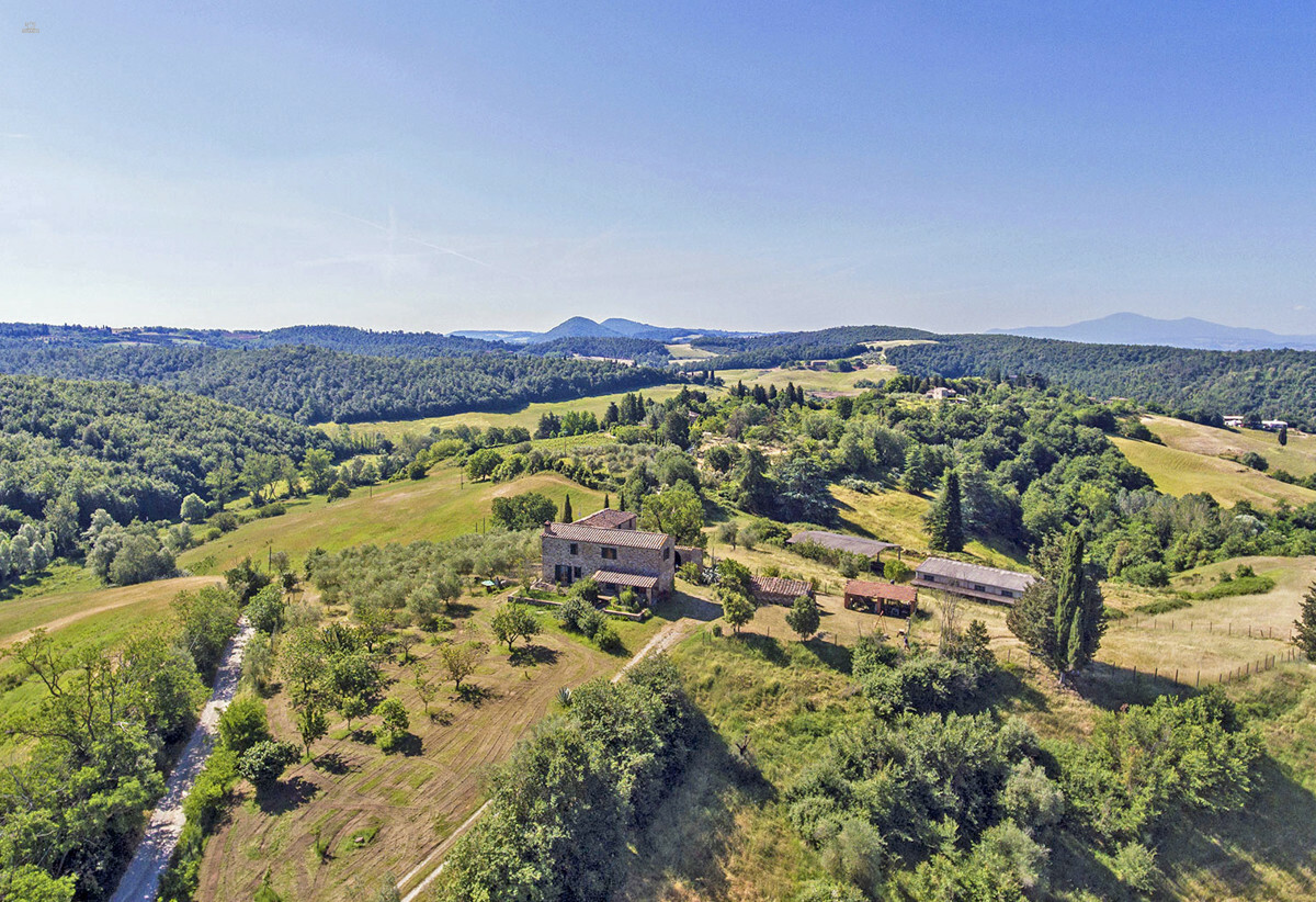 Thumbnail von Rustikales Natursteingebäude umgeben von der typisch toskanischen Hügellandschaft