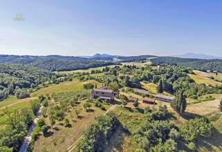 Thumbnail von Rustikales Natursteingebäude umgeben von der typisch toskanischen Hügellandschaft