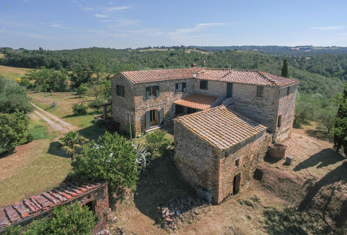 Thumbnail von Rustikales Natursteingebäude umgeben von der typisch toskanischen Hügellandschaft