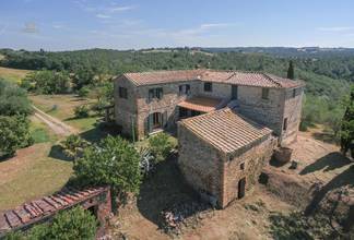 Thumbnail von Rustikales Natursteingebäude umgeben von der typisch toskanischen Hügellandschaft