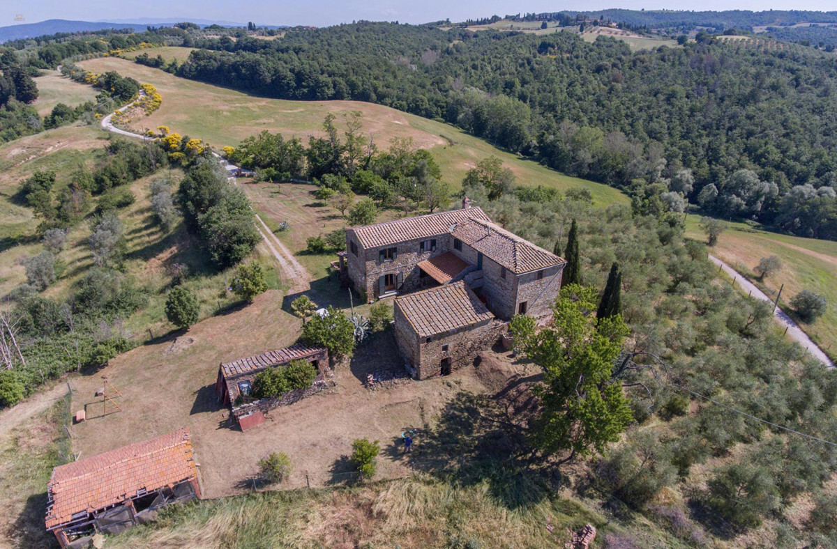 Thumbnail von Rustikales Natursteingebäude umgeben von der typisch toskanischen Hügellandschaft