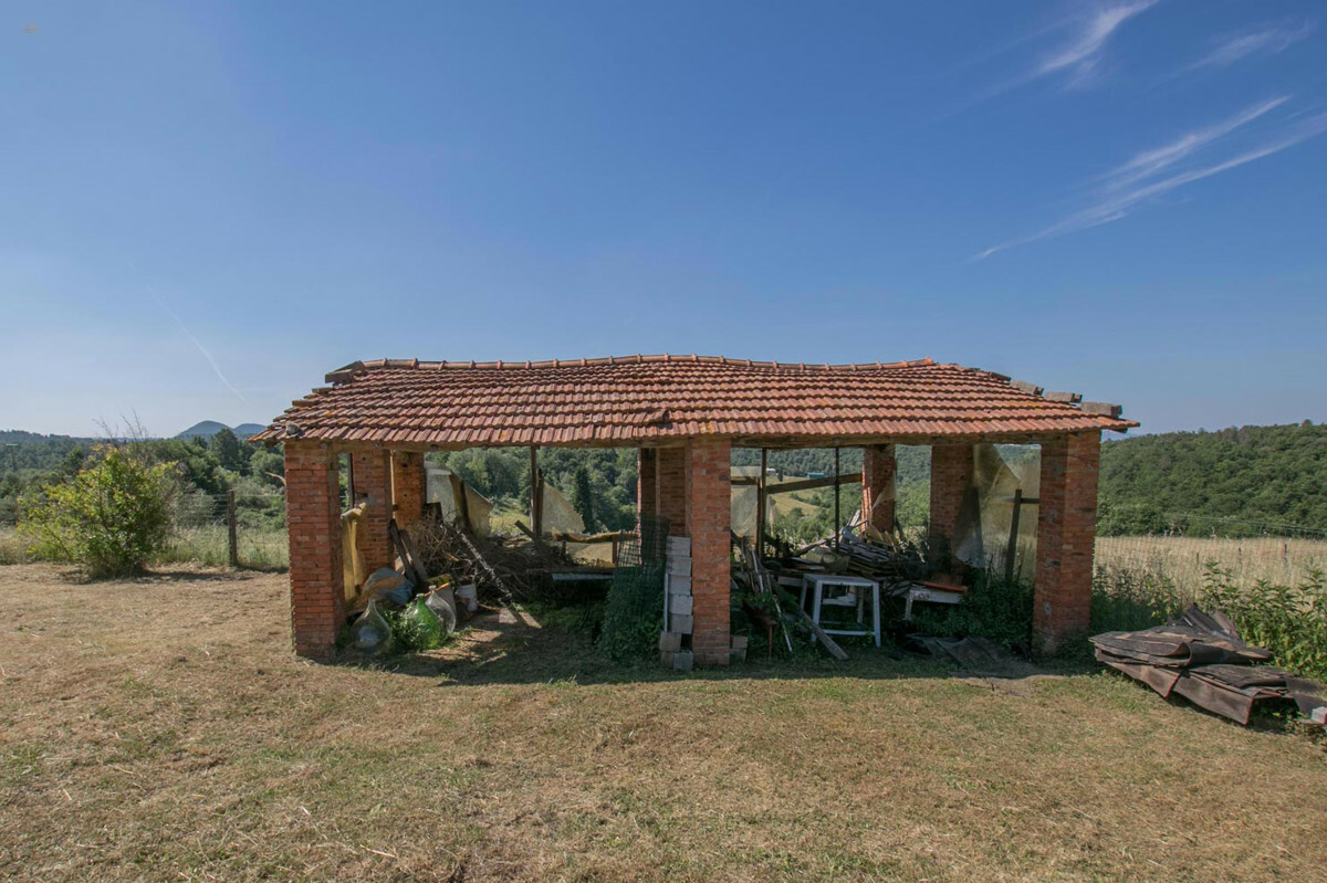 Thumbnail von Rustikales Natursteingebäude umgeben von der typisch toskanischen Hügellandschaft