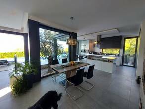 Thumbnail von Moderne Luxusvilla mit Pool und Meerblick