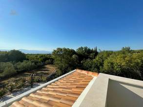 Neue Villa mit mediterranen Elementen und Swimmingpool in Panorama-Lage mit Meerblick