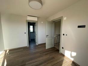 Thumbnail von Nueva villa con elementos mediterráneos y piscina en una ubicación panorámica con vistas al mar