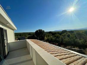 Thumbnail von Nueva villa con elementos mediterráneos y piscina en una ubicación panorámica con vistas al mar