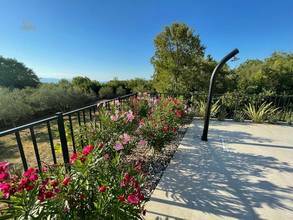 Thumbnail von Nueva villa con elementos mediterráneos y piscina en una ubicación panorámica con vistas al mar