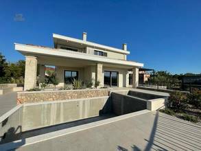 Thumbnail von Nueva villa con elementos mediterráneos y piscina en una ubicación panorámica con vistas al mar