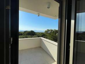 Thumbnail von Nueva villa con elementos mediterráneos y piscina en una ubicación panorámica con vistas al mar