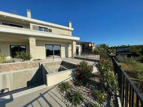 Thumbnail von Nueva villa con elementos mediterráneos y piscina en una ubicación panorámica con vistas al mar