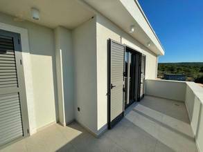 Thumbnail von Nueva villa con elementos mediterráneos y piscina en una ubicación panorámica con vistas al mar