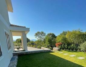 Thumbnail von Nueva villa con elementos mediterráneos y piscina en una ubicación panorámica con vistas al mar