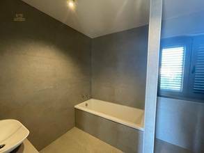 Thumbnail von Nueva villa con elementos mediterráneos y piscina en una ubicación panorámica con vistas al mar