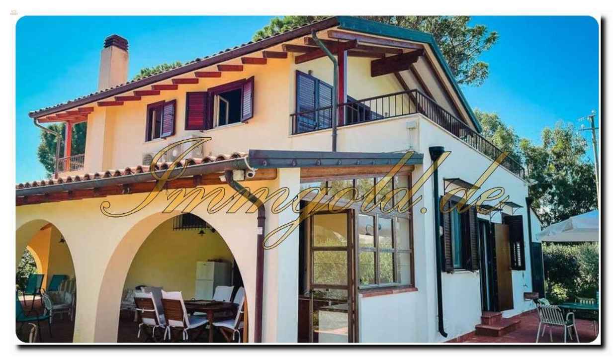 Immogold landestypische Villa direkt am Meer, mit Pool, Garten und Terrassen