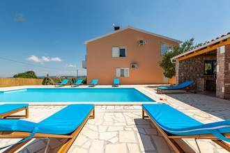 Thumbnail von Haus mit Swimmingpool und Meerblick, Insel Pasman