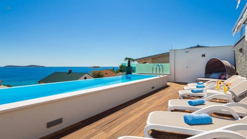 Luxuriöse Villa mit Swimmingpool auf der Dachterrasse