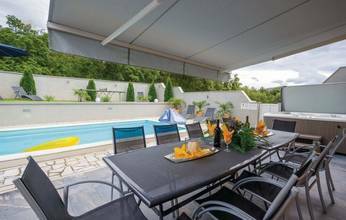 Thumbnail von Geräumiges Haus mit Swimmingpool und Meerblick in ruhiger Lage