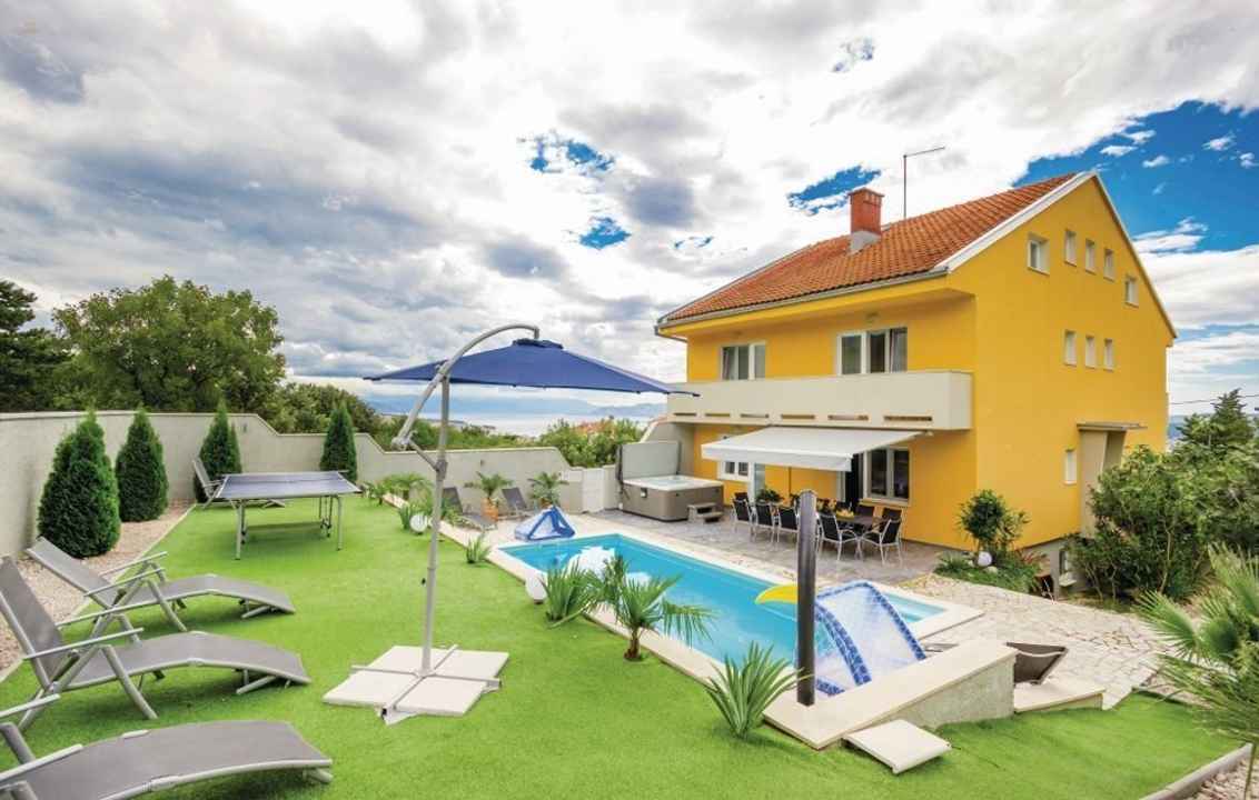 Geräumiges Haus mit Swimmingpool und Meerblick in ruhiger Lage