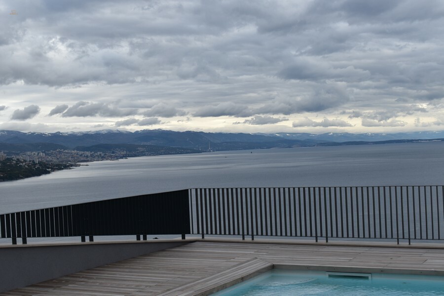 Thumbnail von Modernes Penthouse mit privater Dachterrasse und Swimmingpool