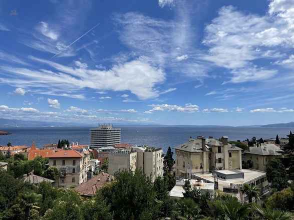 Wohnung mit Panorama-Meerblick in einer Jugendstilvilla