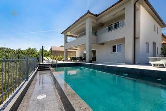 Thumbnail von Großzügige Villa mit Pool und Meerblick