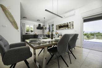 Thumbnail von Großzügige Villa mit Pool und Meerblick