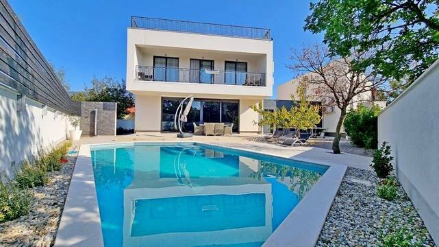 Moderne Villa mit Swimmingpool und Panorama-Meerblick