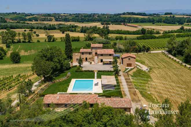 パノラマビューの魅力的な天然石の邸宅とプール