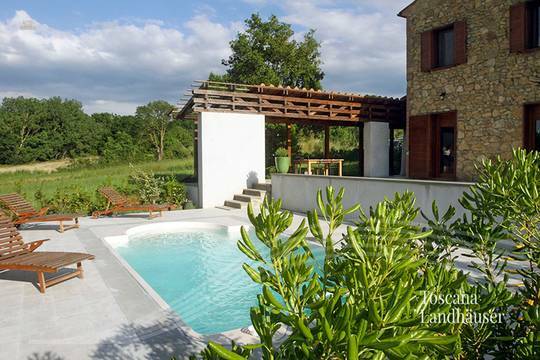 Neubau im Rusticostil mit modernem Wohnkomfort und Pool