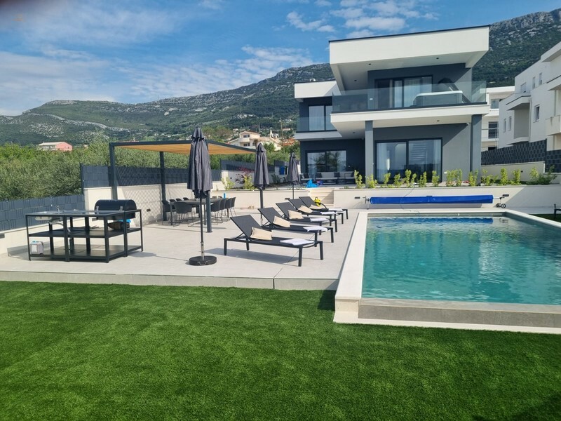 Moderne Villa mit Infinity-Pool und Meerblick