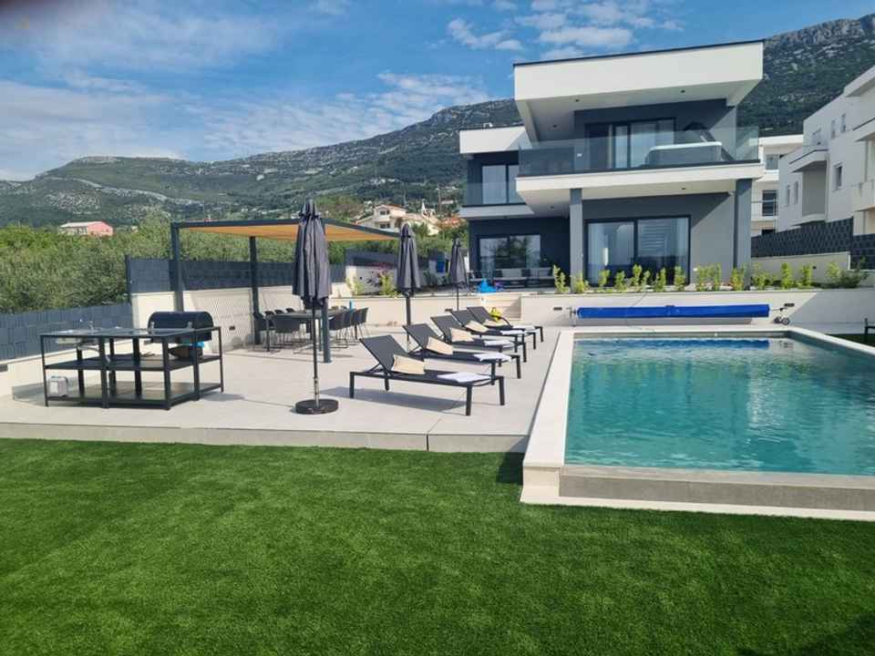 Moderne Villa mit Infinity-Pool und Meerblick