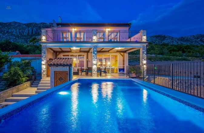 Attraktive Villa mit Meerblick in ruhiger Lage, Region Karlobag